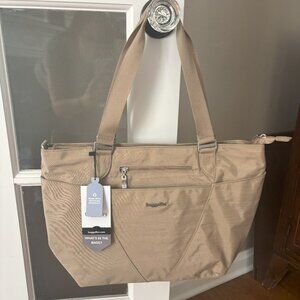 BRAND NEW Baggalini Avenue Tote